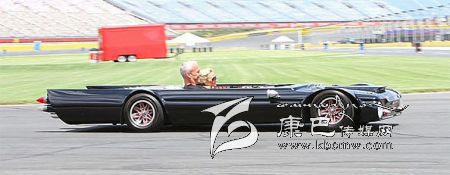 世界上最“扁”的汽車 躺著開！