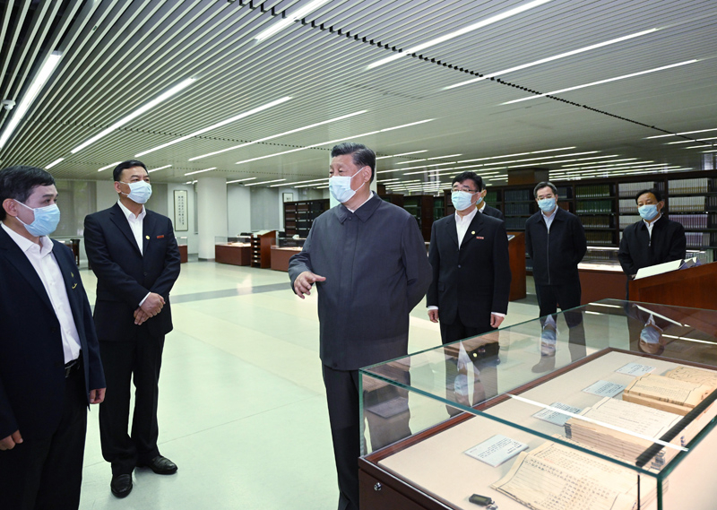 2022年4月25日，習(xí)近平來到中國人民大學(xué)考察調(diào)研。這是他在圖書館考察。