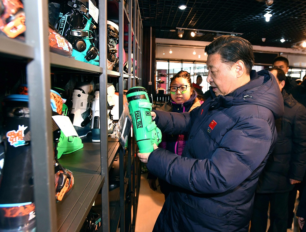 2017年1月23日，習(xí)近平總書記在河北省張家口市云頂滑雪場(chǎng)雪具大廳了解各式雪具的不同功用。