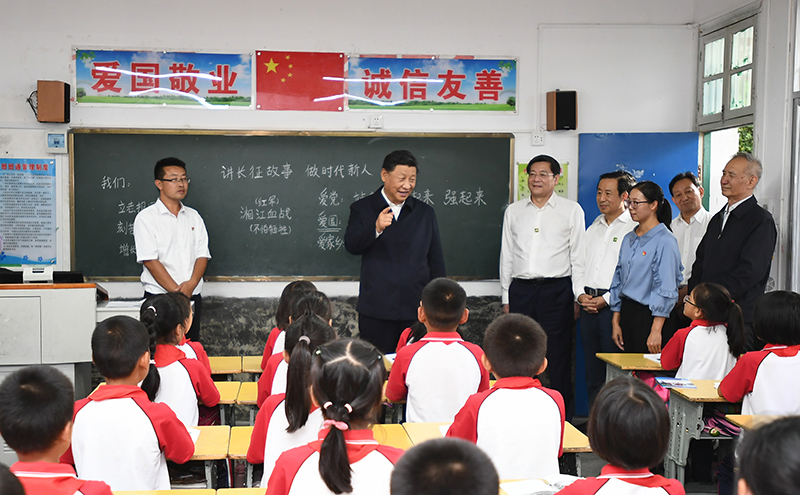 2020年9月16日，習(xí)近平總書記在湖南省郴州市汝城縣文明瑤族鄉(xiāng)第一片小學(xué)，同正在上思政課的同學(xué)們親切交流。