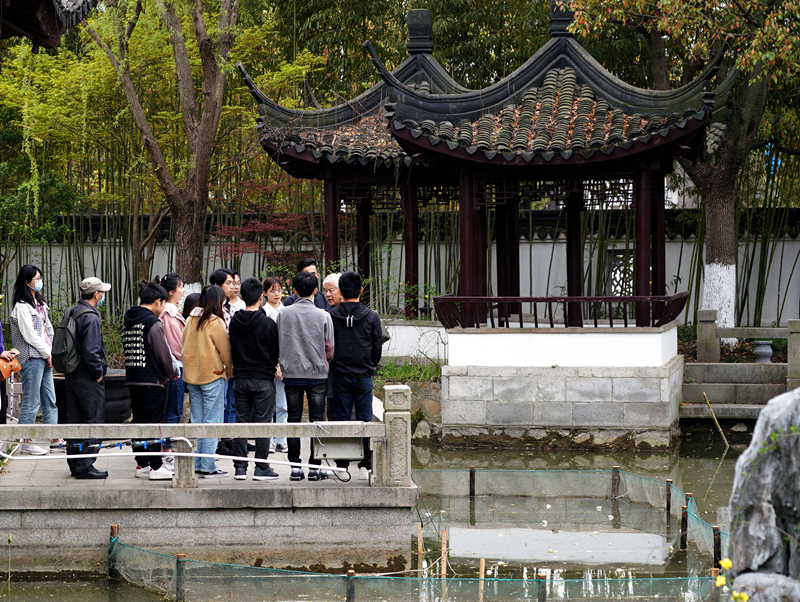 2021年3月30日，在上海交通大學(xué)南蘇園的“微型洱海”旁，孔海南教授為學(xué)生們打造“沉浸式”思政課。