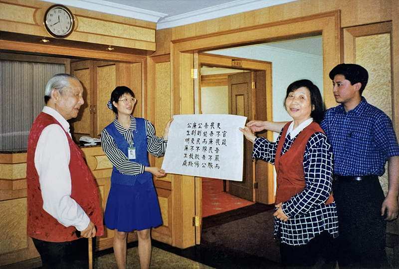 1999年3月，習(xí)仲勛欣賞齊心的書(shū)法作品《官箴》。
