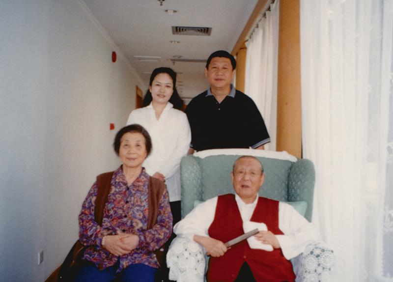 這是習(xí)近平、彭麗媛同習(xí)仲勛、齊心的合影。