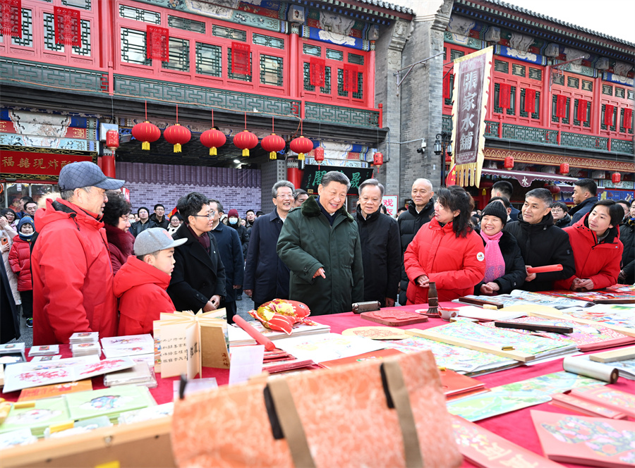 2024年2月1日下午，習(xí)近平在天津古文化街考察時，同店鋪員工和現(xiàn)場群眾互動交流。新華社記者 謝環(huán)馳 攝