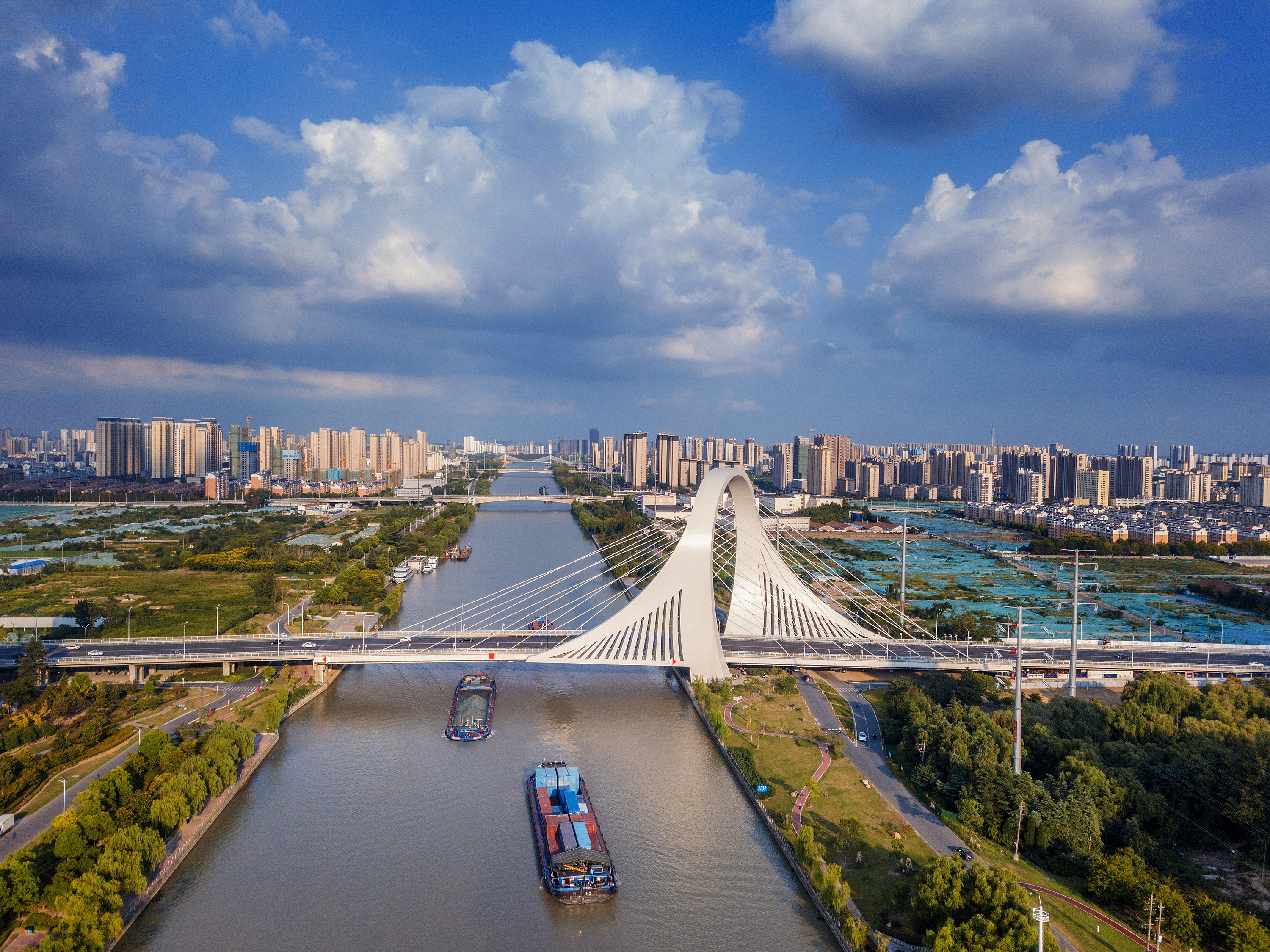 2022年9月12日，幾艘船舶行駛在江蘇淮安運(yùn)河大橋附近。