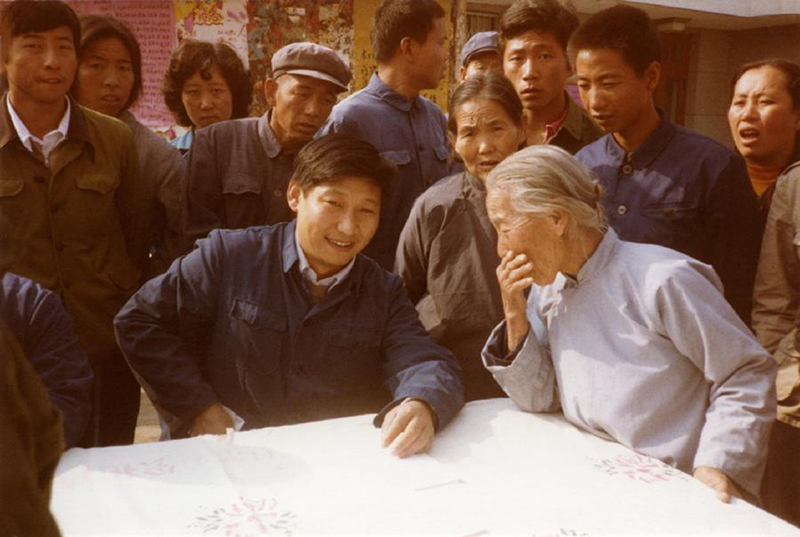 1983年，時任河北正定縣委書記的習近平（前排居中），臨時在大街上擺桌子聽取老百姓意見。