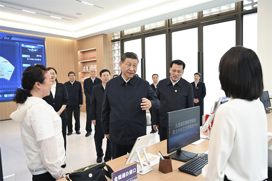 2024年4月22日至24日，中共中央總書記、國家主席、中央軍委主席習(xí)近平在重慶考察。這是22日下午，習(xí)近平在九龍坡區(qū)謝家灣街道民主村社區(qū)考察。新華社記者 謝環(huán)馳 攝