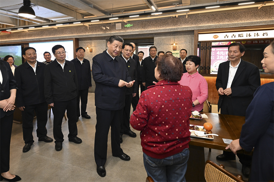 2024年4月22日下午，習(xí)近平在九龍坡區(qū)謝家灣街道民主村社區(qū)考察時，同正在社區(qū)食堂就餐的群眾親切交流。新華社記者 謝環(huán)馳 攝