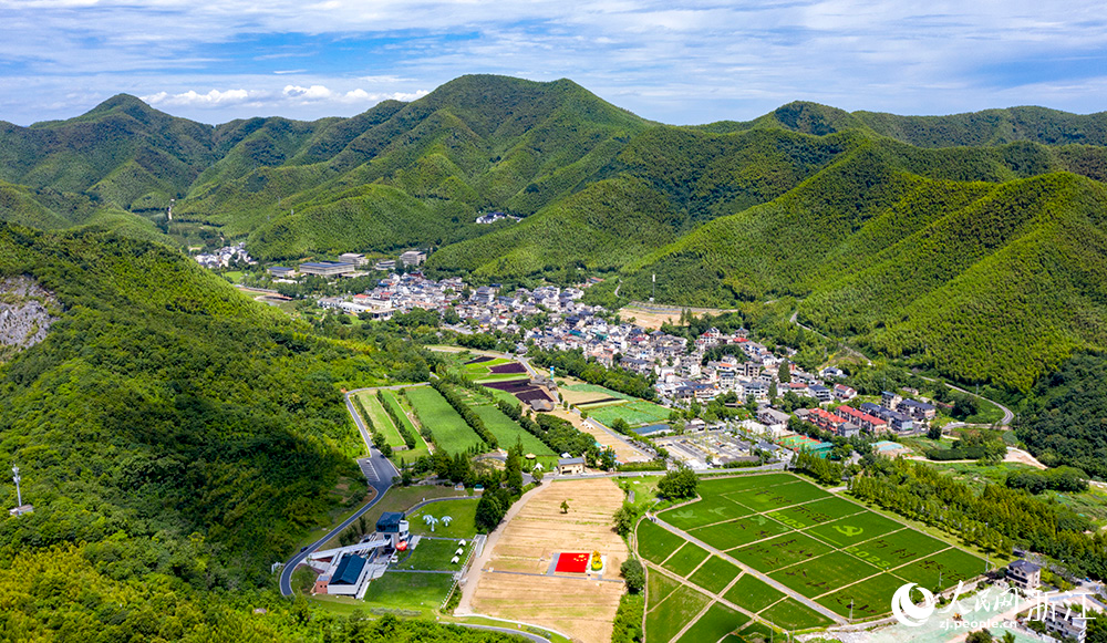 俯瞰余村全貌。人民網(wǎng) 章勇濤 攝