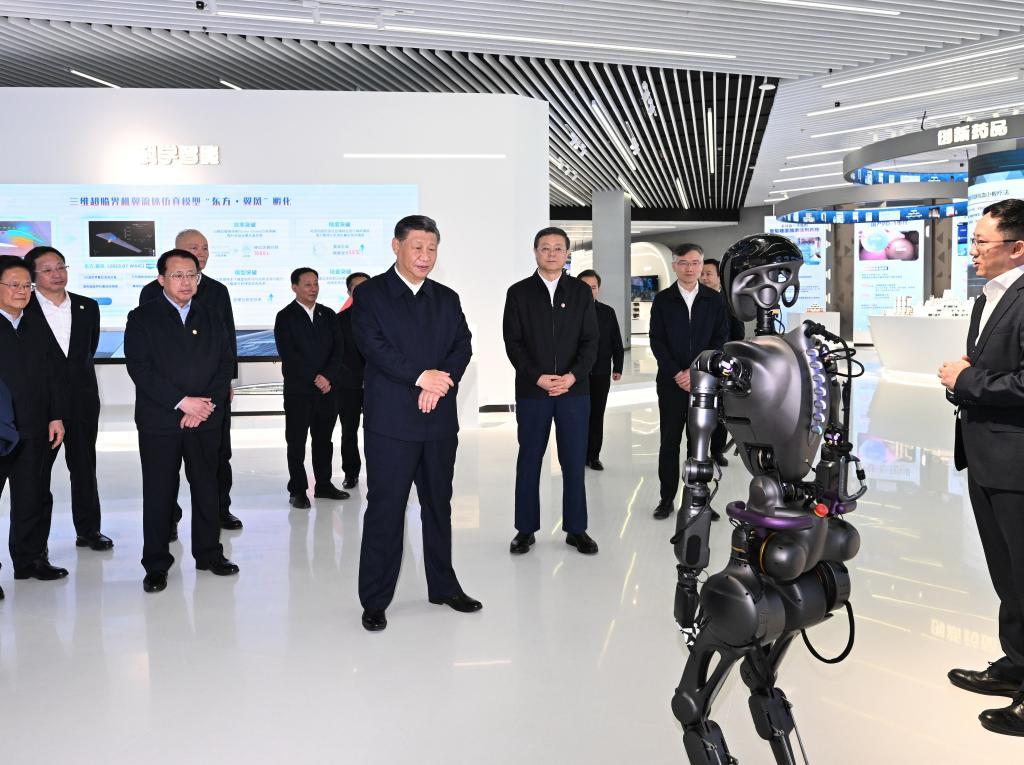 2023年11月28日下午，習(xí)近平在浦東新區(qū)張江科學(xué)城參觀上?？萍紕?chuàng)新成果展。新華社記者 謝環(huán)馳 攝