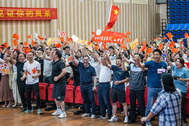 北京時(shí)間7月27日，2024年巴黎奧運(yùn)會(huì)首個(gè)比賽日，在射擊10米氣步槍混合團(tuán)體比賽中，中國(guó)選手黃雨婷/盛李豪獲得金牌。圖為黃雨婷的母校師生們通過收看奧運(yùn)直播的方式為她加油助威。
